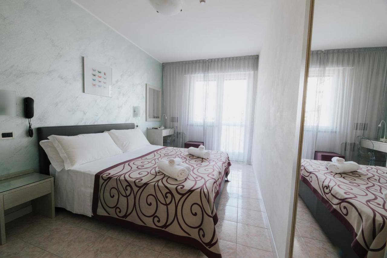 Hotel Gloria Lignano Sabbiadoro Exterior photo