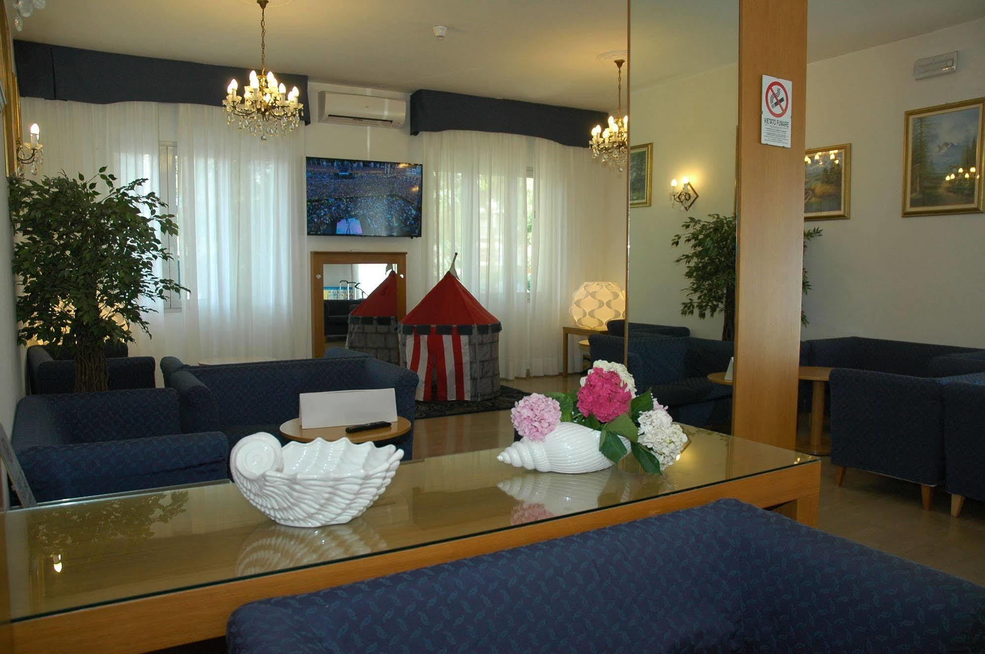 Hotel Gloria Lignano Sabbiadoro Exterior photo