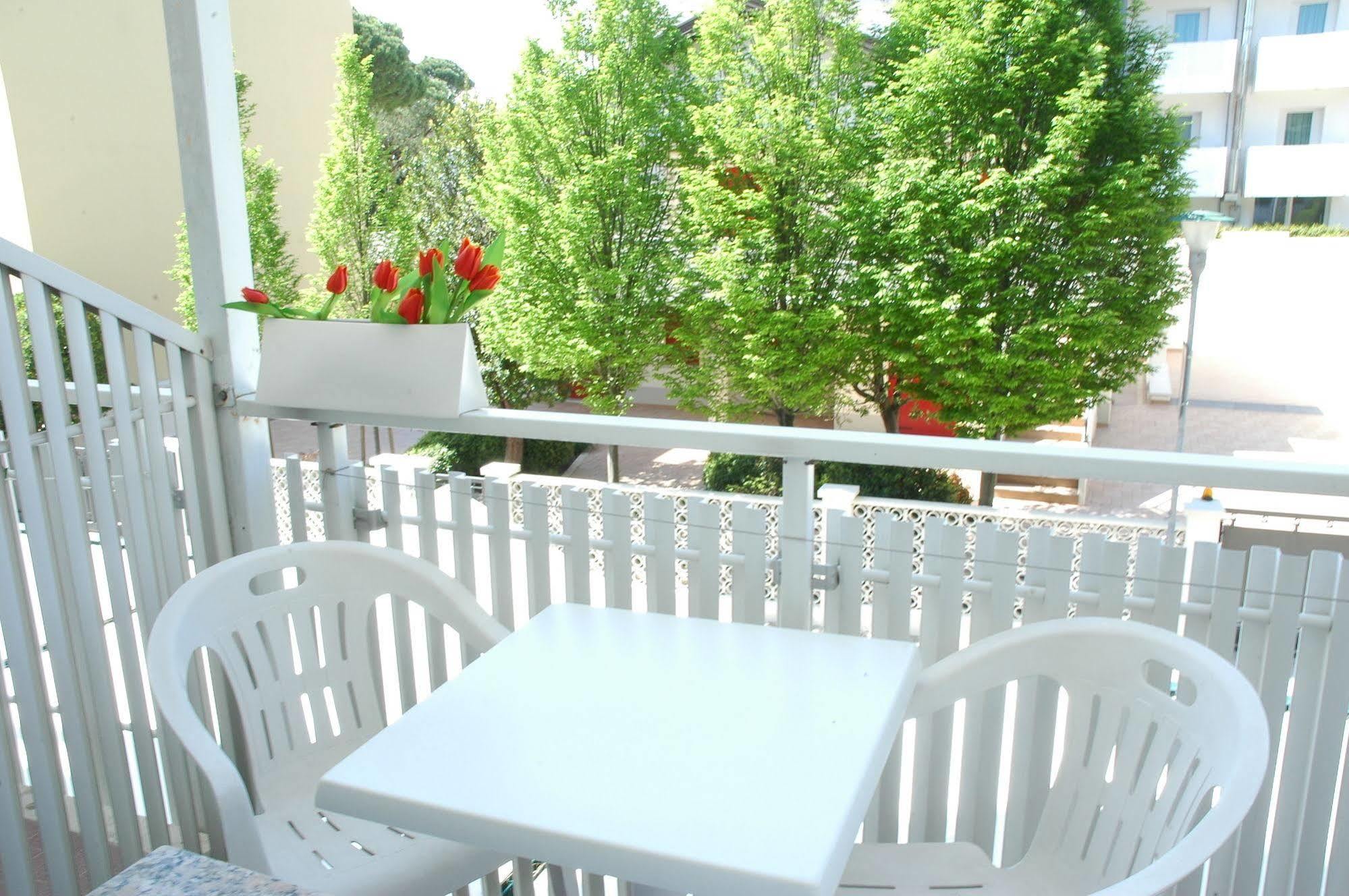 Hotel Gloria Lignano Sabbiadoro Exterior photo